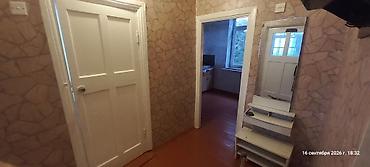1 otaqli kohne binada ev: Kirayə verilir: işıqlı, hündür tavanlı 2 otaqlı mənzil - Geniş zal — 3