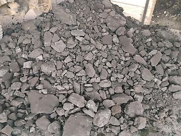Уголь каменный, фракция крупно-средняя (примерно 20–120 мм). Подходит