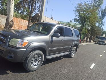домкрат воздушный: Полноразмерный внедорожник Toyota Sequoia серого цвета, оснащенный