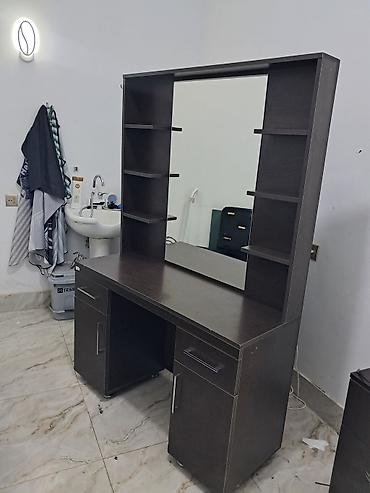 tibbi rəf: Salon üçün vizaj/berber masa güzgü ilə - Material: tünd qəhvəyi — 1