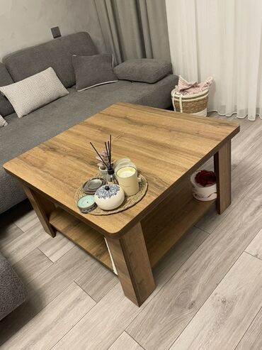 Otaq bitkiləri: Kvadrat masa, Açılmayan, Təkərsiz, Teksturalı laminat
