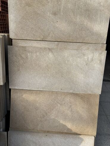 alçıpan ölçüləri: Qranit/daş fasad və döşəmə plitələri - Rəng: açıq bej–qum tonları