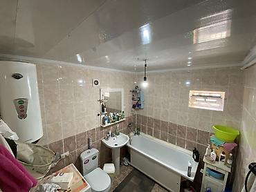 Продажа коттеджей и домов: 🏡 Абдан жакшы жерде жайгашкан ушул үй сатылат 📍Дареги: ж/м Көк-Жар — 13