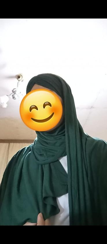 qaqa geyimi: Tünd yaşıl rəngdə uzun şal/hicab. - Material: yumşaq, axıcı və yüngül — 1