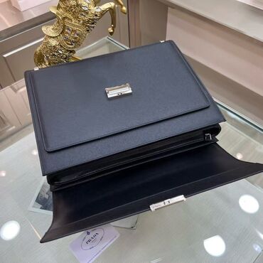 Çantalar: Prada kişi iş çantası – klassik qara rəngdə, sərt formalı və — 8