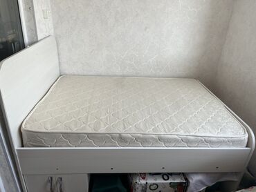 кровать с ящиками: Белая кровать с матрасом, оснащенная удобными отсеками для хранения