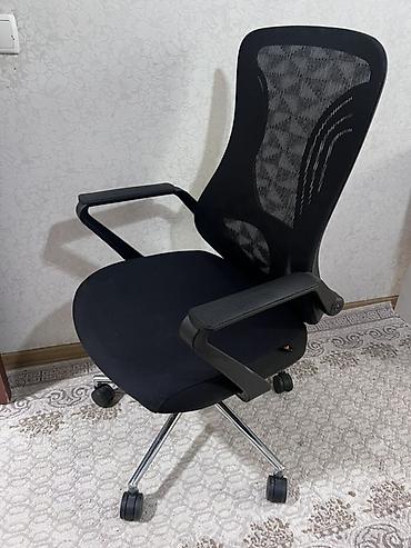 office table: Офисное кресло на колесиках, эргономичное, состояние идеальное. - — 1
