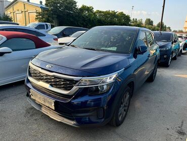 машины кия: Автомобиль Kia Seltos синего цвета. Этот компактный кроссовер