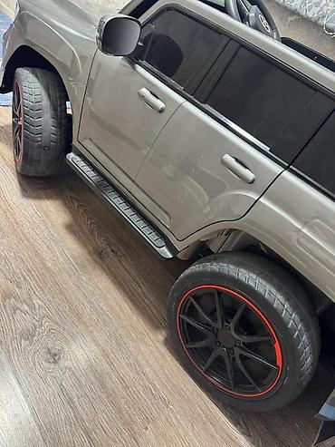 Uşaq üçün elektrik maşınları: Uşaqlar üçün elektrikli minik maşını – SUV stili - Korpus: metalik — 2
