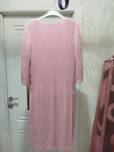 Toy paltarları və aksesuarları: Zərif çəhrayı rəngdə, xırda ağ nöqtəli qadın donu. - Model: düz kəsim