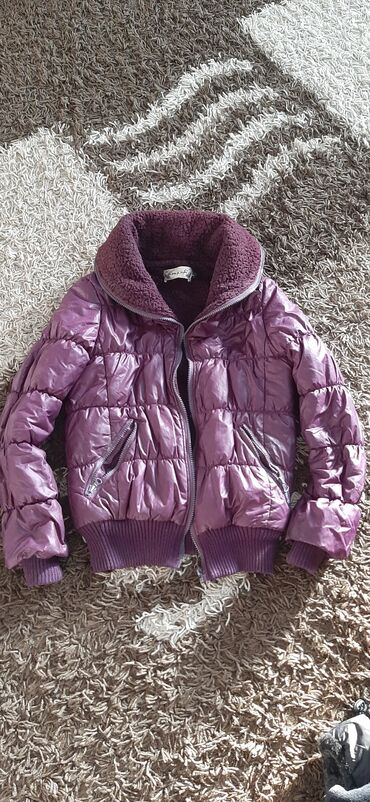 шапки зимние демисезонные: Продаю куртка тёплая, яркая деми, размер S. 450 сом