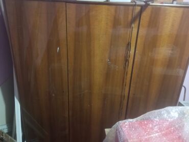 Dolablar: Açılan, 3 qapılı Düz dolab, Qarderob, paltar dolabı