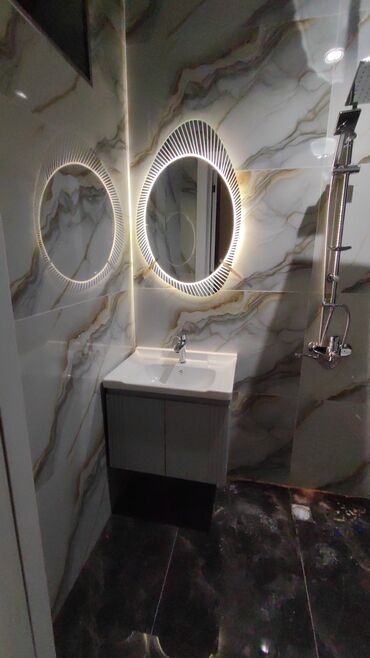Mətbəx çanaqları: Bu dəstə divara quraşdırılmış lavabo dolabı, güzgü, unitaz və duş