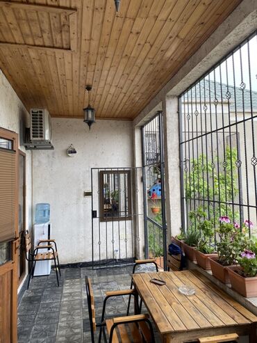 Həyət evləri və villaların satışı: Fərdi yaşayış evi, iki mərtəbəli, geniş həyəti və terraslı. Evin — 19