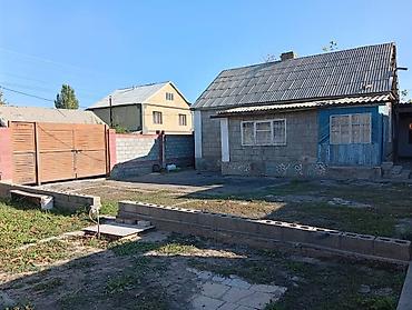 Продаётся жилой дом с огороженным участком. На территории