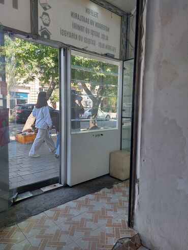 аренда виллы в баку: 28 may m yaninda telefon maqazinde pencere arendaya verilir