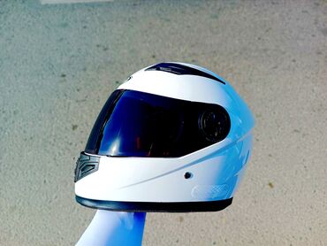 шлем на скутер: Белый Шлем с Чёрным Визором . Шлем хорошего качества . Тонированое