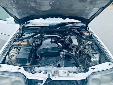 ceşqa kapotu: Mercedes-Benz W124 sedan, ağ rəng Texniki xüsusiyyətlər: - Benzin — 1