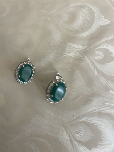 tek qas qizil sirqalar: Sırğa, Gümüş