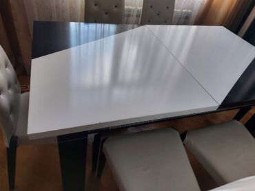 Professional sobalar: Qonaq masası, İşlənmiş, Kvadrat masa