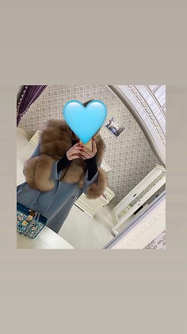 Элегантное женское пальто голубого цвета с объёмной меховой отделкой at lalafo.kg Элегантное женское пальто голубого цвета с объёмной меховой отделкой