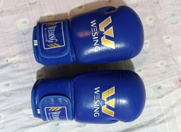 тактические перчатки: Боксерские перчатки WESING, синие. - Вес: 10 oz (ярлык «10» на