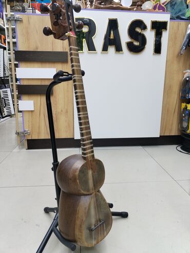 Klassik gitaralar: Tar aləti Rast musiqi alətləri mağazalar şəbəkəsi 3 ünvanda yerləşir;