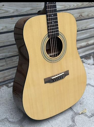 бир: Акустическая гитара Karok, форма корпуса Dreadnought. - Верхняя дека — 2