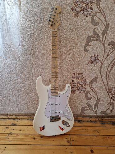 Tulumlar: Elektron gitara, Fender, 6 sim, İşlənmiş