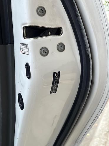 Toyota: Toyota Prius: 1.4 l | 2009 il Sedan — 17