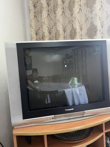 Телевизоры: Телевизор Panasonic с плоским экраном и серебристой рамкой. Модель