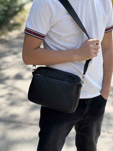 женская и мужская парфюмерия: Классическая сумка, Louis Vuitton, Материал: Экокожа, Регулируемый ремень, Мужские
