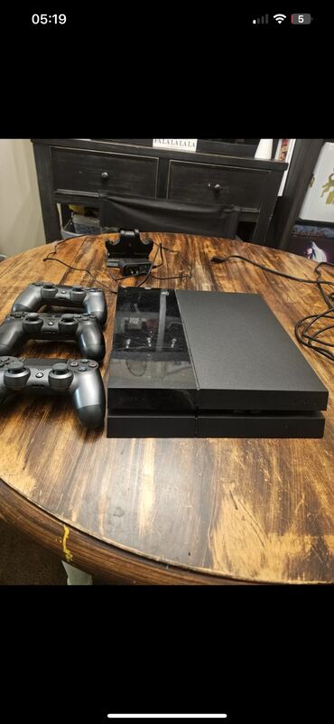 PS4 (Sony Playstation 4): Salam,Ps 4,500 gb, 3 orginal pult ilə,problemsiz,əla