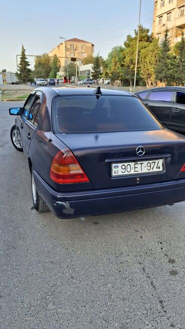 maşın seti: Bu Mercedes-Benz C-Class sedan tünd mavi rəngdədir. Avtomobilin arxa