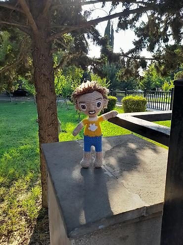 Oyuncaq fiqurlar: Oyuncaq amigurumi üslubunda hazırlanıb və insan fiqurunu təsvir edir — 1