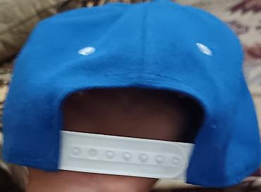 Kepkalar: Mavi rəngli snapback papaq - Ön hissədə böyük, relyefli ağ naxış/loqo — 1
