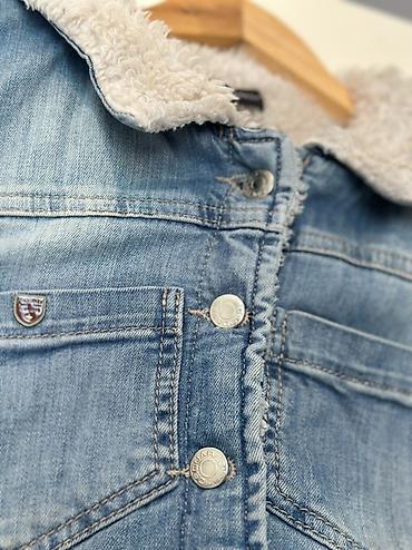 kurtkalar 2025: DSQUARED2 brendindən açıq mavi rəngli qadın cins pencəyi. Bu qısa — 3