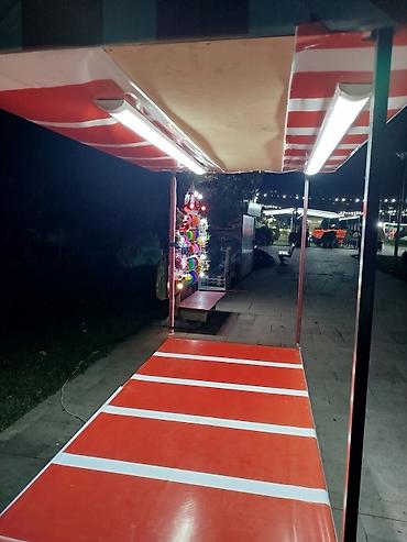 səyyar satıcı: Popkorn satışı üçün səyyar köşk - Dizayn: Qırmızı-ağ zolaqlı tent — 2