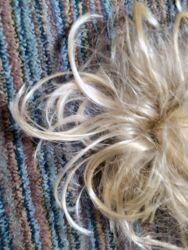 Aksesoari za kosu: Prodajem svetloplavu perikudugačkusa crvenim mašnicama . Nema — 9