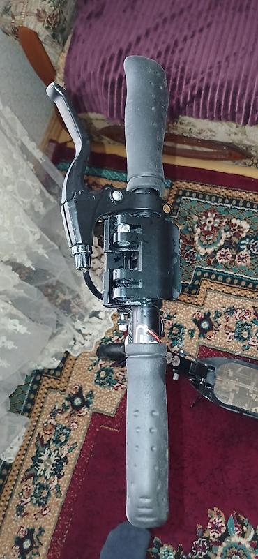 Электросамокаты: Elektrikli skuter. Qara rəngli, qatlanan konstruksiyaya malik şəhər — 1