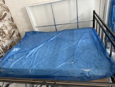 кровать с подъемным механизмом: Многослойный матрас стандартного размера, предназначенный для