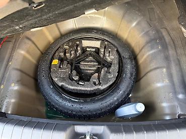 elantra qapı: Hyundai Elantra sedan – qara rəng, 4 qapı, AZ nömrə nişanı. Şəhər üçün — 8