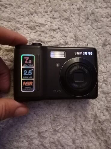 pec za grejanje: Digitalni fotoaparat Samsung D75 u crnoj boji, opremljen senzorom od