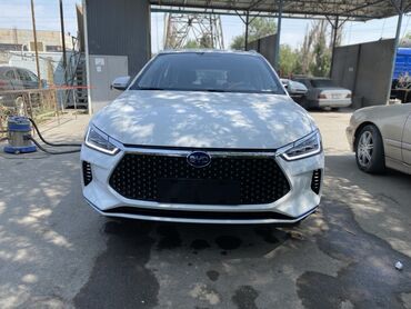срочна сатылат машина: Белый кроссовер BYD с черными легкосплавными дисками. Автомобиль