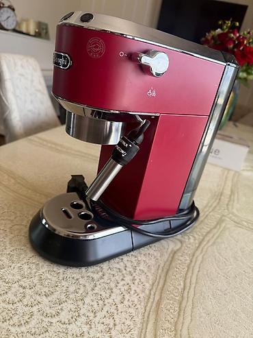 delonghi: DeLonghi markalı qırmızı espresso qəhvə maşını. Bu kompakt model evdə — 3