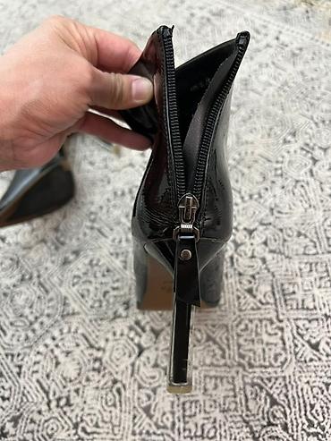 Ботинки и ботильоны: Женские ботильоны из лакированной натуральной черной кожи — 2