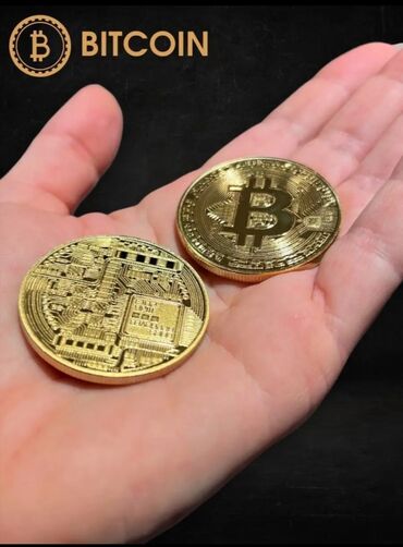 На аверсе монеты изображен знак биткоина - знаковый "Б" с двумя