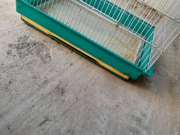 продаю в связи с переездом: Клетка для птиц - Просторная металлическая клетка с волнообразной