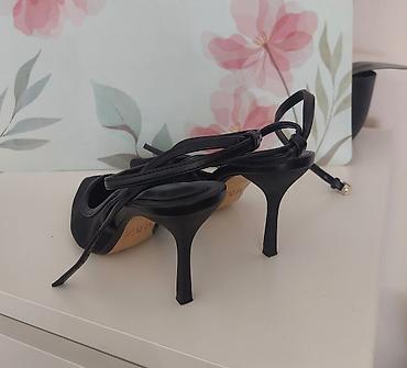 cipele za ples: Crne elegantne salonke sa tankom štiklom i kaišićima oko zgloba. - — 3