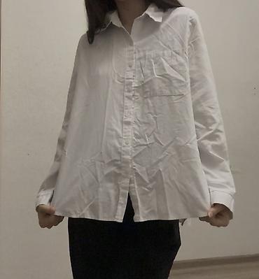 oversize: Белая базовая рубашка свободного кроя. С разрезами по бокам. Размер — 2